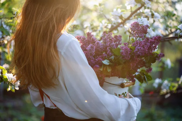 夏と静物画です 帽子の美しい女の子とライラックの花束で庭での懸濁液 — ストック写真