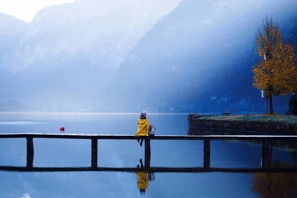 女孩在一座高山湖上的一座木桥上 美丽的风景和倒影 — 图库照片
