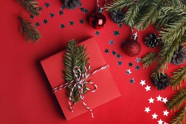 Vorbereitung Auf Den Urlaub Ein Geschenk Auf Rotem Hintergrund Weihnachten — Stockfoto