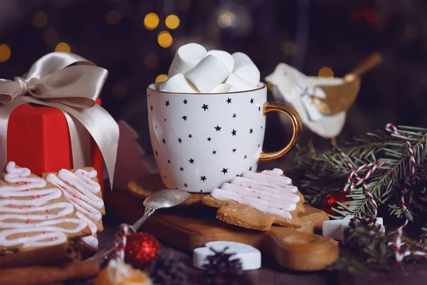 Kopp Kaffe Och Marshmallows Presenter Pepparkakor Och Juldekoration — Stockfoto