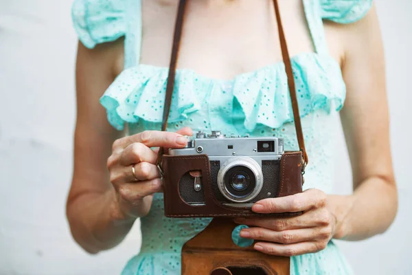 Chica Con Cámara Retro Vintage — Foto de Stock