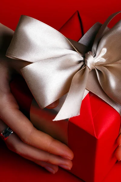 Menina Segurando Presentes Natal Mãos Feliz Nova Yea — Fotografia de Stock