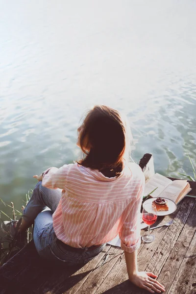 Mädchen Genießen Picknick Auf Einem Hölzernen Pier Auf Einem Glänzenden — Stockfoto