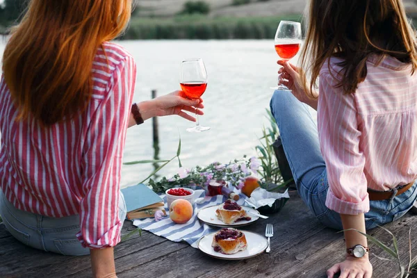 Dos Chicas Disfrutando Picnic Muelle Madera Una Brillante Orilla Del — Foto de Stock