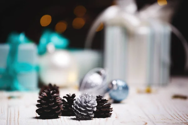 Kerstmis Een Groep Geschenken Hobbels Achtergrond Van Slinger — Stockfoto