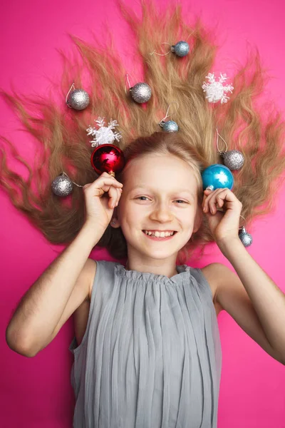 クレイジー幸せと明るい新年の休日 ピンクの背景にクリスマスボールを持つ女の子 — ストック写真
