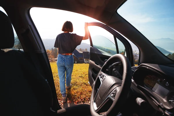 Mädchen Der Nähe Des Autos Und Eine Schöne Berglandschaft Hintergrund — Stockfoto