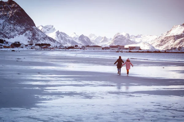 Bela Paisagem Norueguesa Nas Ilhas Lofoten Noruega Meninas Andam Beac — Fotografia de Stock