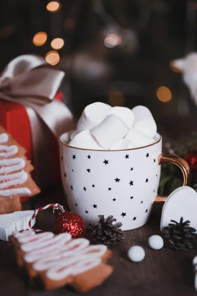 コーヒーとマシュマロを飲みました プレゼント ジンジャーブレッドとクリスマスの装飾 — ストック写真