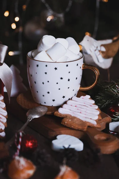 コーヒーとマシュマロを飲みました プレゼント ジンジャーブレッドとクリスマスの装飾 — ストック写真
