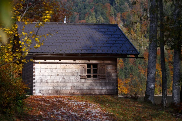 Krajobraz Pięknym Drewnianym Domem Górach Jesień — Zdjęcie stockowe