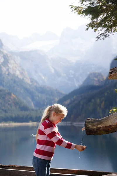 Landschaft Mit Einem Schönen Bergsee Herbst Wasser Aus Dem Hölzernen — Stockfoto