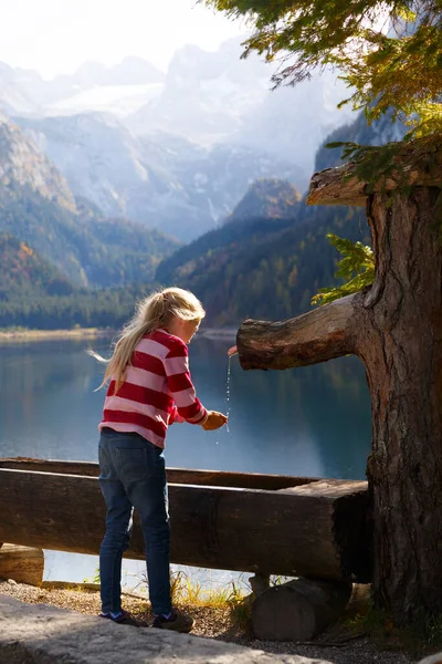 Landschaft Mit Einem Schönen Bergsee Herbst Wasser Aus Dem Hölzernen — Stockfoto