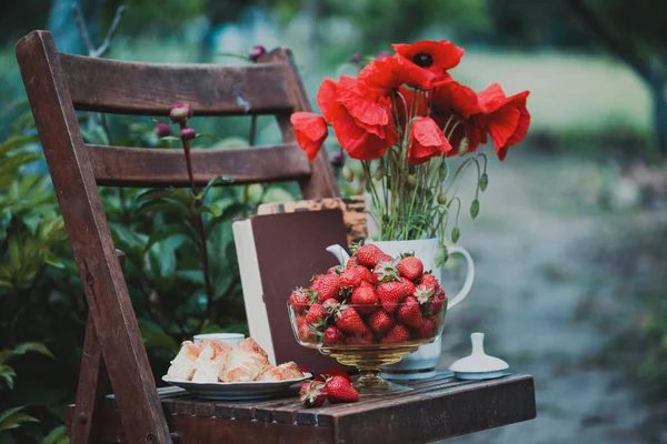 Stilleven Vaas Met Papavers Aardbeien Broodjes Boeken Staan Een Vintage Rechtenvrije Stockafbeeldingen