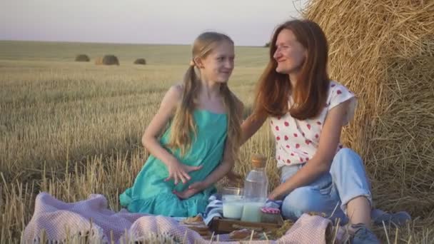 Счастливая Семья Пшеничном Поле Мать Дочь Пикнике Пшеничном Поле Возле — стоковое видео