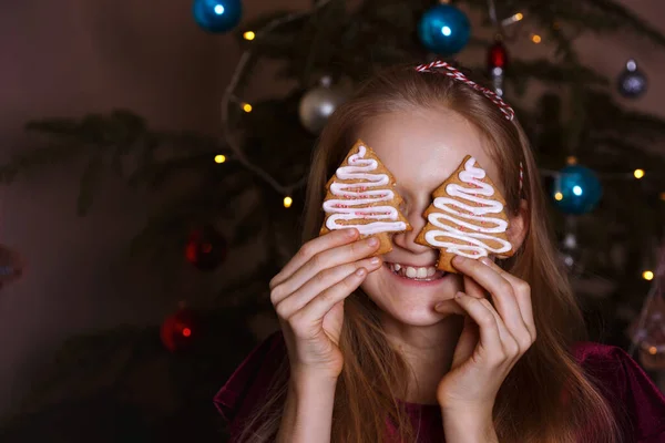 Fille Tenant Pain Épice Noël Dans Les Mains — Photo