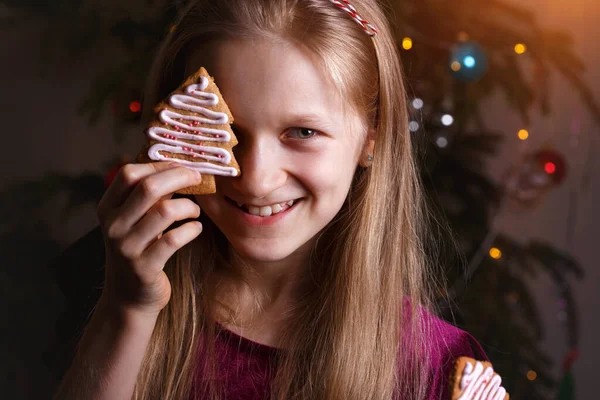 Menina Segurando Pão Gengibre Natal Mãos — Fotografia de Stock