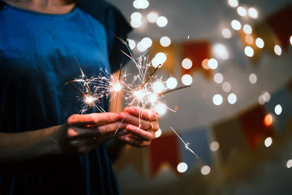 Meisje Houdt Bengal Lichten Gelukkig Kerstmis Vrolijke Vakantie — Stockfoto