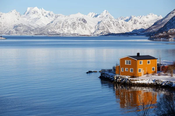 挪威传统的木制房屋耸立在湖边 山脉耸立在远方 洛福顿岛 — 图库照片
