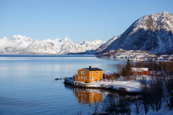 Maison Traditionnelle Bois Nordique Pour Tenir Bord Lac Des Montagnes — Photo