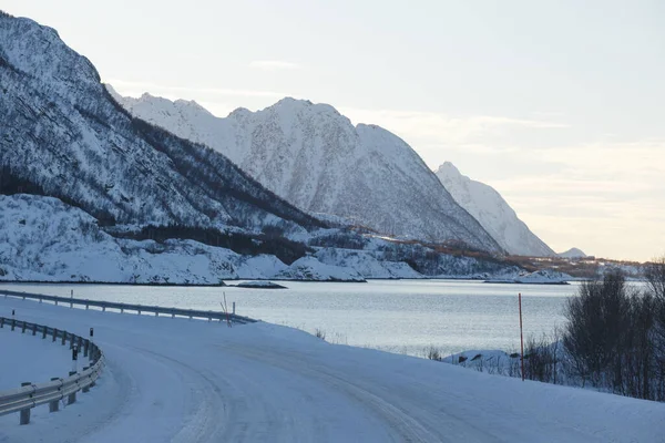 Estrada Inverno Nas Montanhas Norwegian Ilhas Lofoten Noruega — Fotografia de Stock