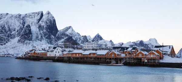 Traditioneel Noors Houten Huis Rorbu Staan Oever Van Fjord Bergen — Stockfoto