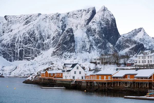 Geleneksel Norveç Ahşap Evi Rorbu Fiyort Kıyısı Uzak Dağların Kıyısında — Stok fotoğraf