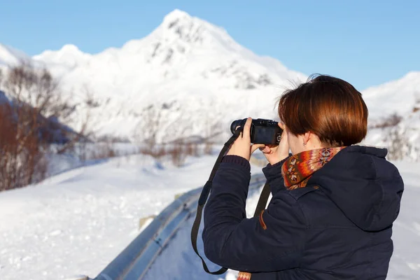 Kız Lofoten Adalarında Dolaşıyor Kamera Önünde Fotoğraf Çekiyor Norwa — Stok fotoğraf