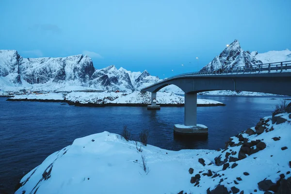 与美丽的挪威风景相映成趣的桥梁 — 图库照片