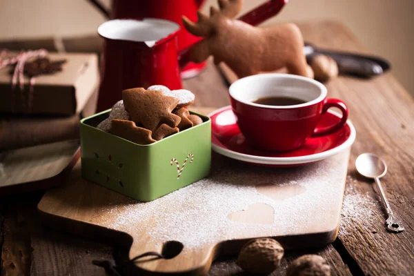 Weihnachtsstillleben Lebkuchen Einer Schachtel Auf Dem Hintergrund Einer Tasse Teapo — Stockfoto