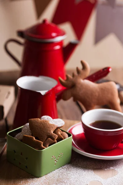 圣诞节仍然是生活 姜饼放在一个盒子里 放在杯子和茶壶的后面 — 图库照片