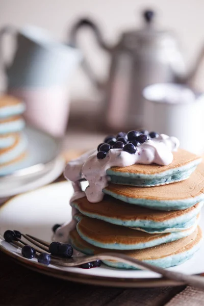 Pfannkuchen Mit Philadelphia Käse Und Blaubeeren Stapeln — Stockfoto