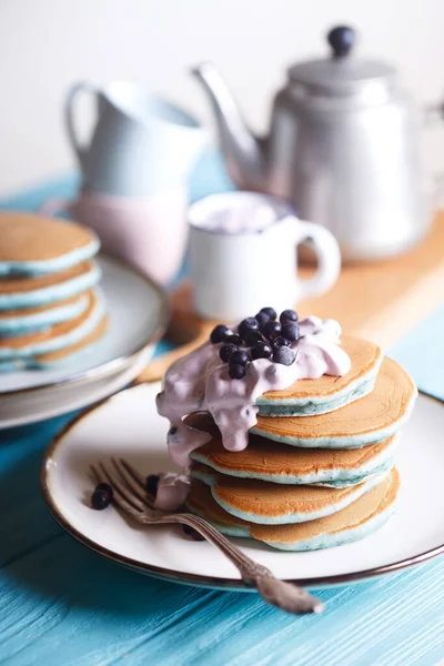 Pfannkuchen Mit Philadelphia Käse Und Blaubeeren Stapeln — Stockfoto