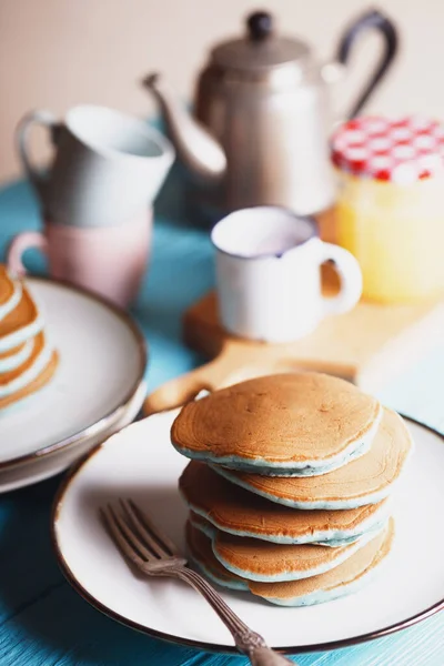 Pfannkuchen Mit Philadelphia Käse Und Blaubeeren Stapeln — Stockfoto