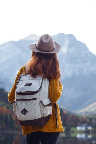 Girl Backpack Stands Shore Mountain Lak — Stock Photo, Image