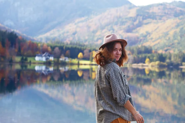 Šťastná Dívka Stojí Břehu Horského Jezera — Stock fotografie