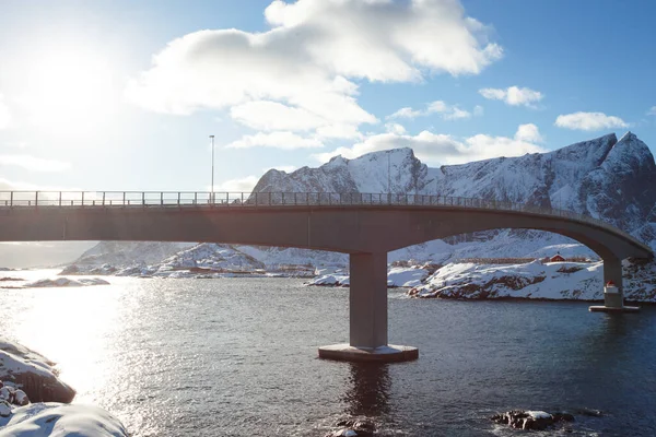 这座桥与美丽的挪威风景相映成趣 Lofoten岛 Hamnoy Norwa — 图库照片