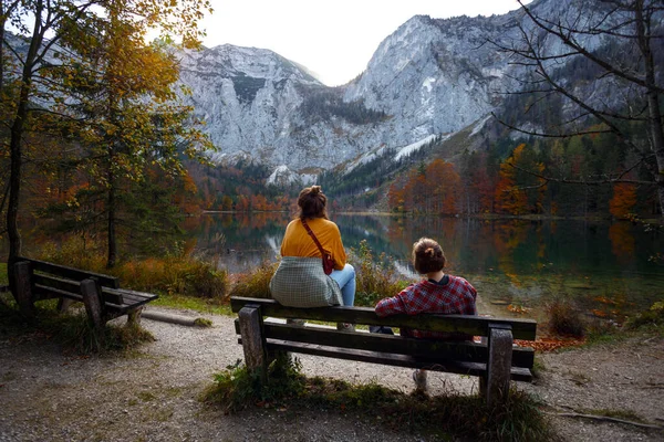 Viagem Montanha Duas Meninas Felizes Senta Banco Olha Para Montanha — Fotografia de Stock