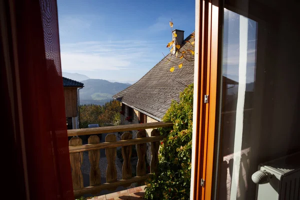 Schöne Aussicht Auf Die Berge Vom Balkon Eines Holzhauses Austri — Stockfoto