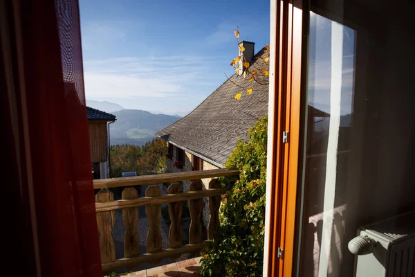 Vacker Utsikt Över Bergen Från Balkongen Ett Trähus Australiska — Stockfoto