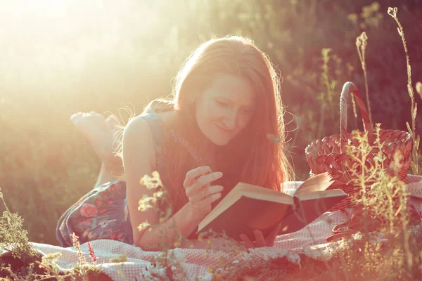 Zomer Meisje Leest Een Boek Een Picknick Een Weide Het — Stockfoto