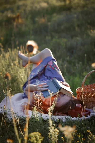 Zomer Meisje Leest Een Boek Een Picknick Een Weide Het — Stockfoto