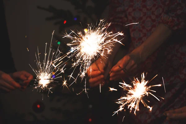 Meisje Houdt Bengal Lichten Gelukkig Kerstmis Vrolijke Vakantie — Stockfoto