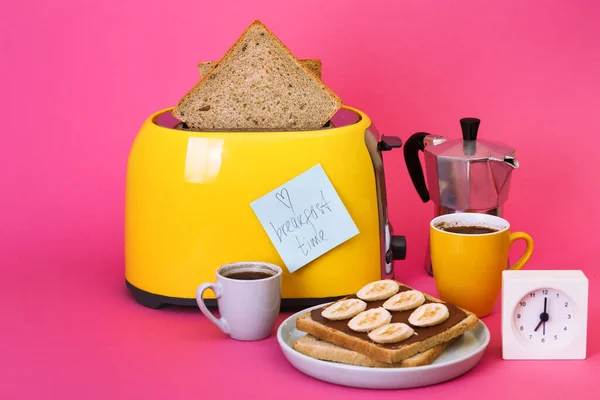 有趣的早餐 黄色的烤面包机 粉色背衬上的一杯咖啡 — 图库照片