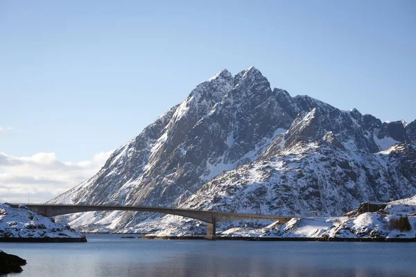 与美丽的挪威风景相映成趣的桥梁 — 图库照片