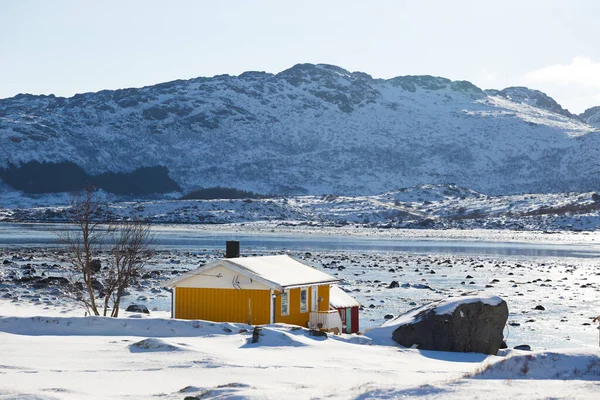 挪威传统的房子在峡湾岸边 洛福顿岛 — 图库照片