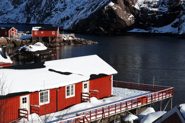Tradiční Norský Dřevěný Dům Rorbu Stojí Břehu Fjordu Hor Dálce — Stock fotografie