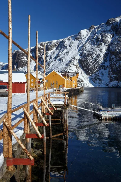Nusfjord和传统的挪威木房子Rorbu站在峡湾的岸边 远处有山 洛福顿岛 — 图库照片