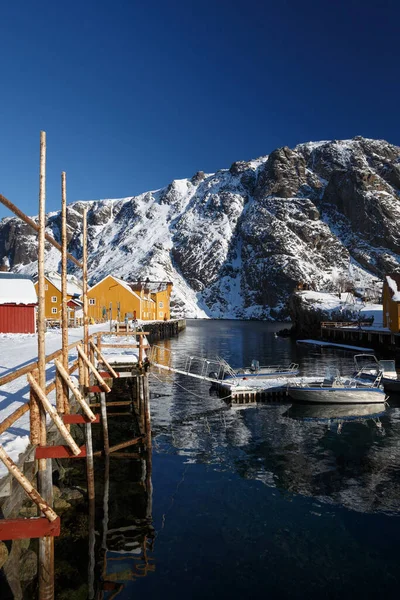 Nusfjord和传统的挪威木房子Rorbu站在峡湾的岸边 远处有山 洛福顿岛 — 图库照片