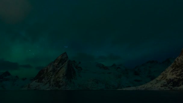 罗浮敦 冬山雪山上的北极光 — 图库视频影像